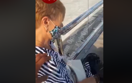 В Киеве женщина выпала из маршрутки из-за невнимательности водителя: появилось видео