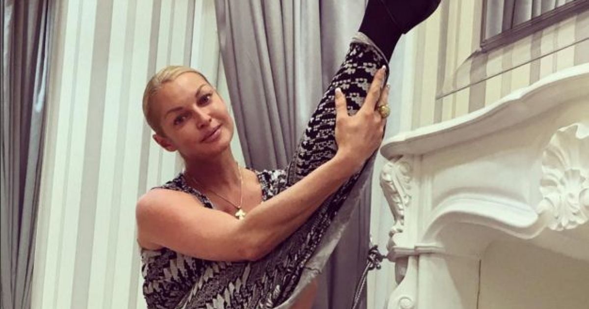 Волочкова со шпагата перешла на откровенные наряды