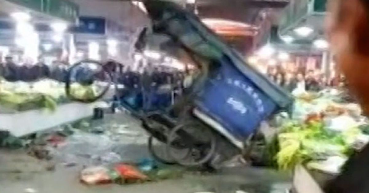У Китаї велотаксі "повстало" проти людей