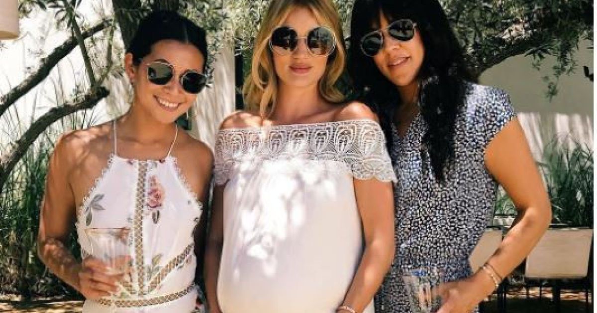 Вагітна дівчина-модель Джейсона Стейтема показала чималий животик на baby shower
