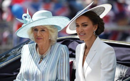Герцогиня Кембриджская с детьми и герцогиня Камилла проехались в карете во время парада в честь Елизаветы II