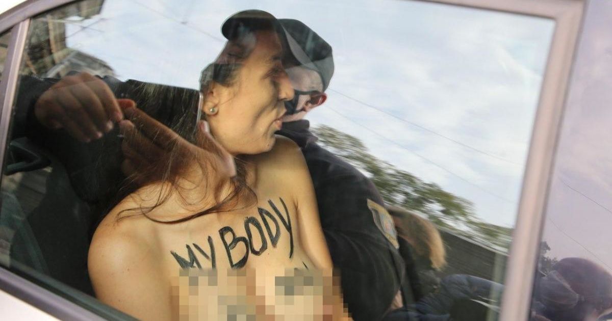 Активістка руху Femen протестувала проти заборони абортів у Польщі.