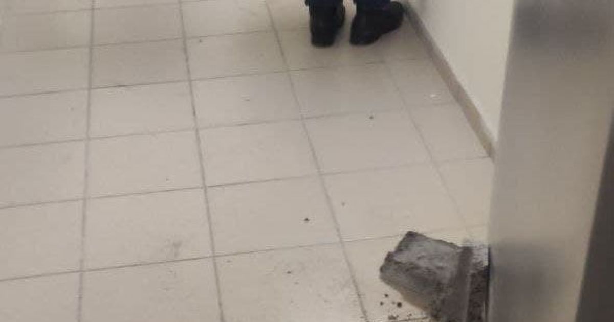 Патрульні затримали громадянина, який бігав по сходовому майданчику із сокирою в руках та погрожував сусідам