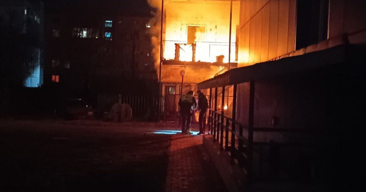На месте падения российского дрона в Сумах возник пожар