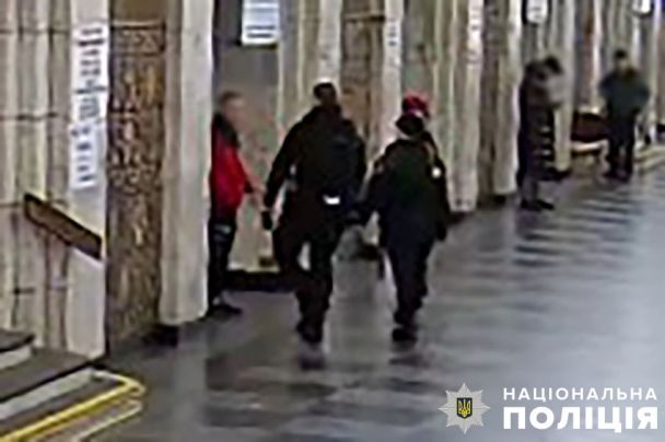 Полиция Киева задержала пьяного злоумышленника, конфликтовавшего с людьми на станции метро "Хрещатик"/Фото: Национальная полиция
