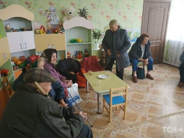 Эвакуированные местные жители в детсаду в Парафиевке / © ТСН.ua