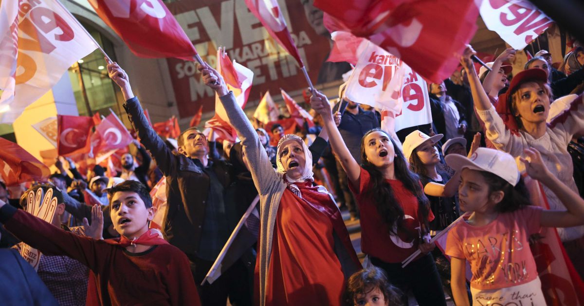 Святкування перемоги референдуму у Туреччині_3 / © Reuters