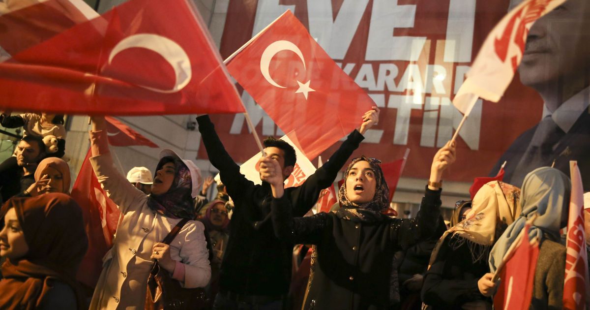 Святкування перемоги референдуму у Туреччині_4 / © Reuters