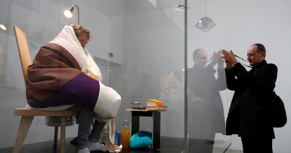 Французький художник Авраам Пуншеваль висиджує курячі яйця_3 / © Reuters