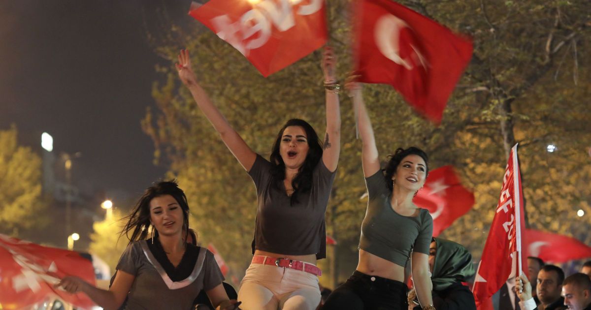 Святкування перемоги референдуму у Туреччині_12 / © Reuters