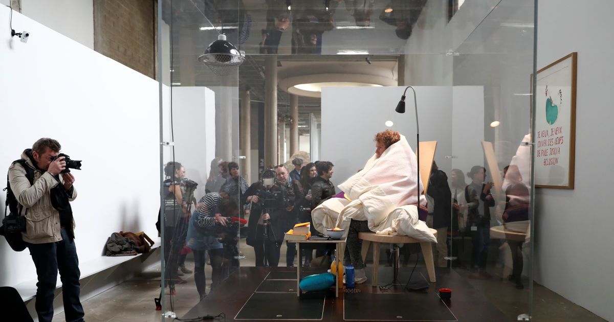 Французький художник Авраам Пуншеваль висиджує курячі яйця_2 / © Reuters