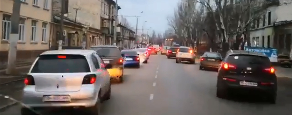 Молодцы. В Одессе огромная пробка "расступилась" перед скорой