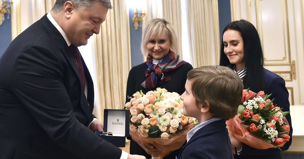 Порошенко привітав Сущенка з днем народження і подарував сину журналіста годинник