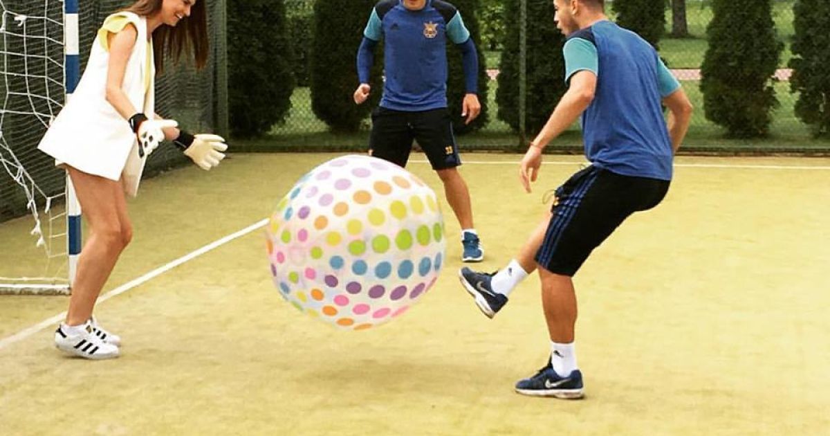 Игроки сборной Украины развлеклись в игре с надувным мячом