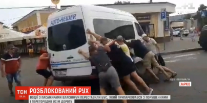 Водители и пассажиры вручную оттолкали с дороги автобус "героя парковки" в Харькове