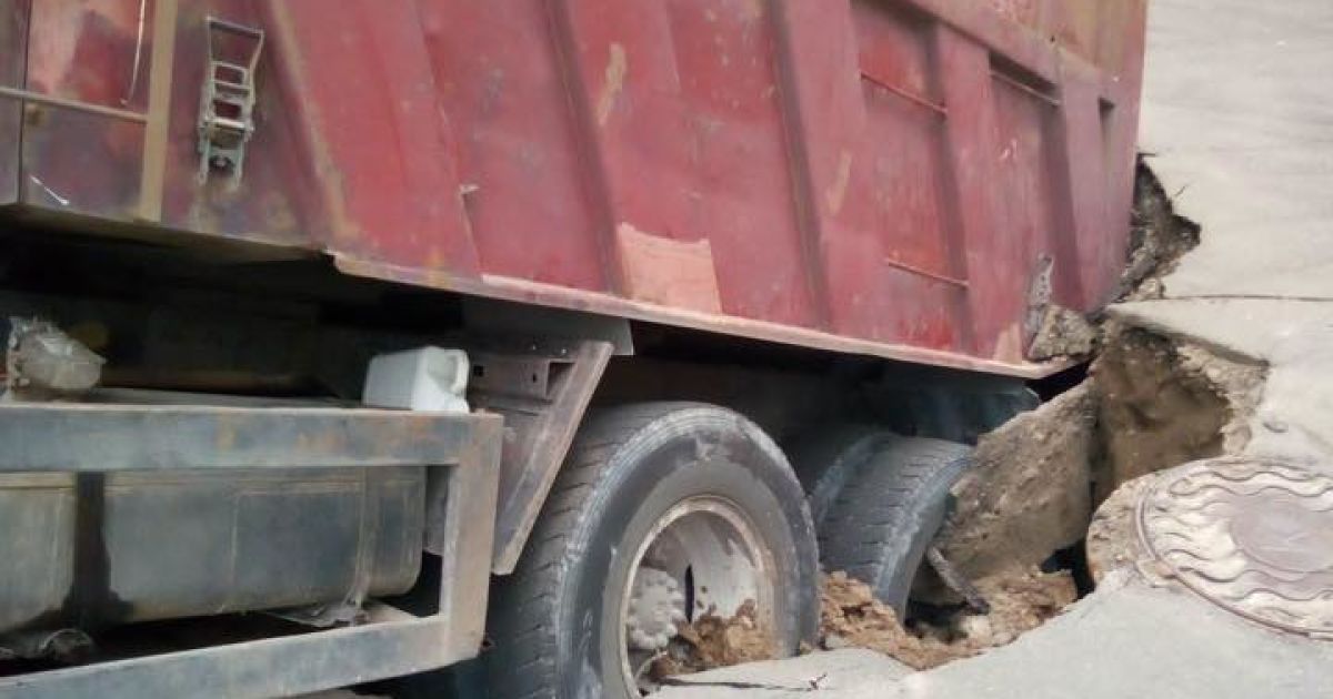 В Обухові вантажівка провалилась під асфальт_3 / © www.facebook.com/Підслухано Обухів