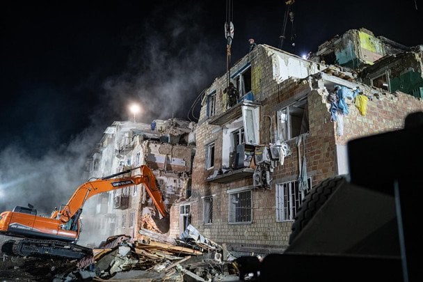 Рятувальні роботи на місці удару по п’ятиповерхівці у Києві завершено / © Володимир Зеленський