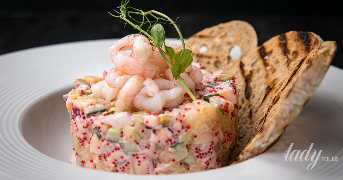 Салат із креветками та лососем