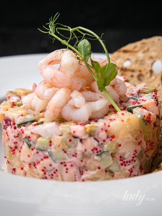 Салат с креветками и лососем