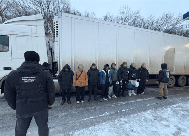 Семеро чоловіків ховалися у фурі з алкоголем / © ДПСУ