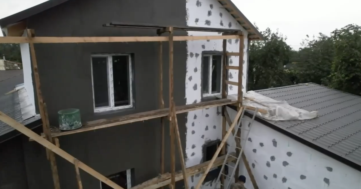 В Киевской области волонтеры восстанавливают разрушенные войной дома