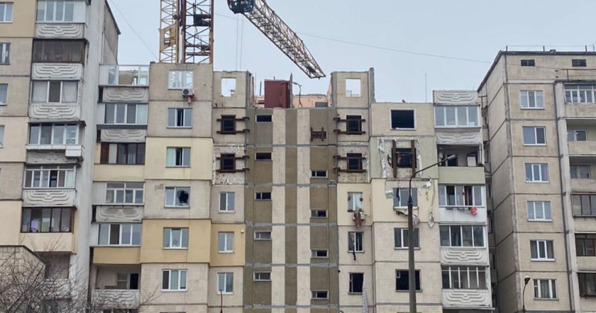 У Києві розбирають зруйновану вибухом багатоповерхівку на Позняках