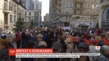 Пенсіонери, блогери та молодики протестували під штабом Зеленського