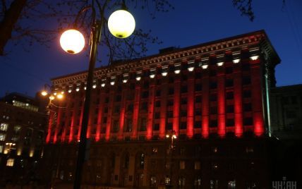 Киев присоединился к Всемирному дню гемофилии. Административные здания подсветили красным