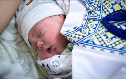 Малыши в вышиванках: новорожденные украинцы из прифронтовых регионов позировали в нарядных сорочках (фото)