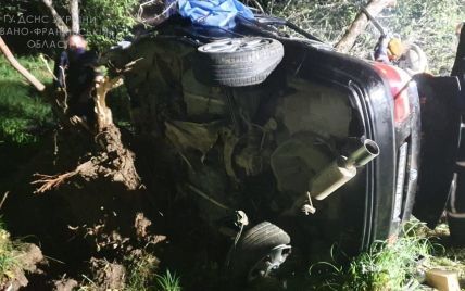 На трассе в Ивано-Франковской области произошло смертельное ДТП: людей зажало в авто, есть погибшие (фото)