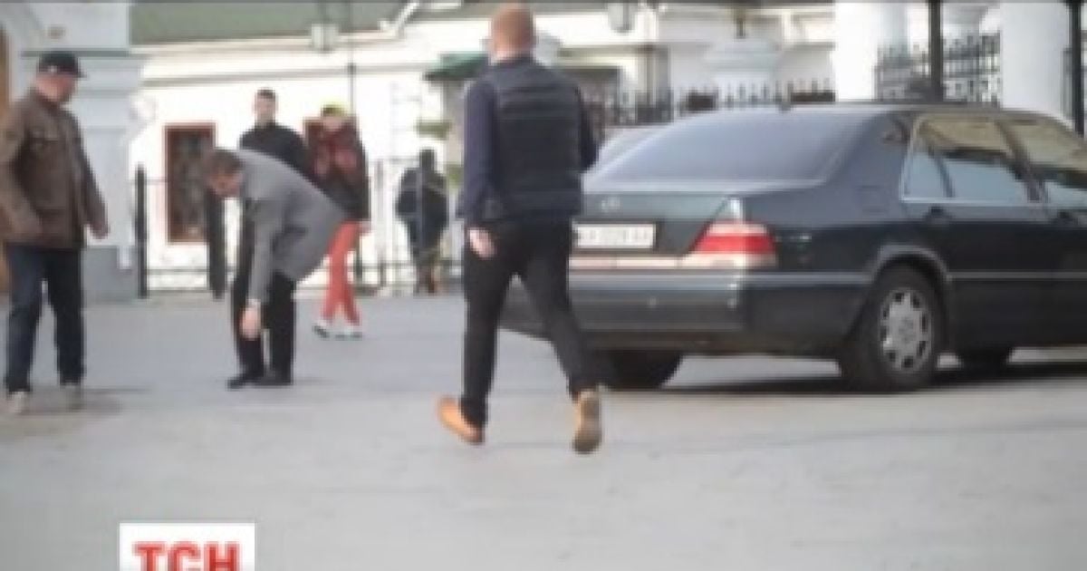 Подробности нападения на журналистов ТСН под Лаврой: неизвестные разбили камеру и грозились "отбить башку"