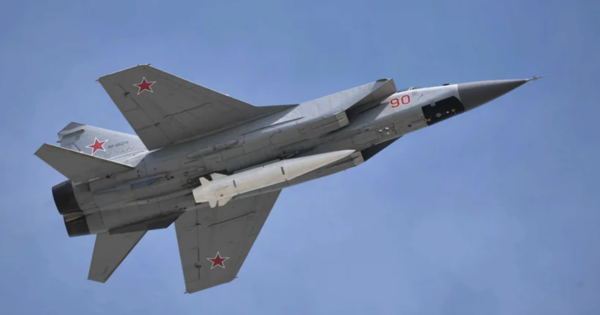 Самолет МиГ-31К с ракетой "Кинжал" на подвеске