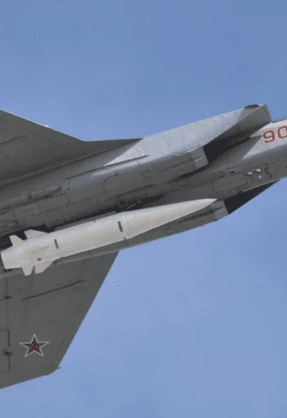 Самолет МиГ-31К с ракетой "Кинжал"