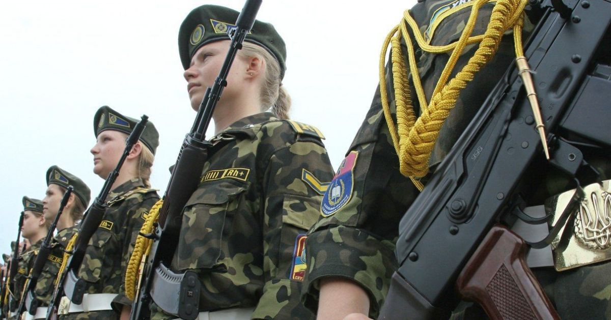В Україні жінок зобов'язали стати на військовий облік: за яких умов українок можуть призвати на службу