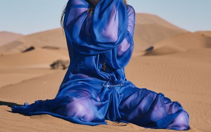 Тіна Кароль у напівпрозорій туніці знялася для глянцю у пустелі Намібії