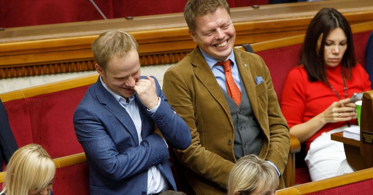 Засунув пальця до носа, а потім - до рота. У Раді зняли на відео дивну поведінку нардепів