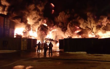В Санкт-Петербурге масштабно горит склад таможни с химическими удобрениями
