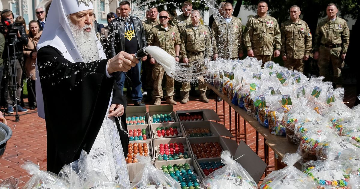 Освящение куличей и пасхальных яиц для бойцов АТО / © Reuters