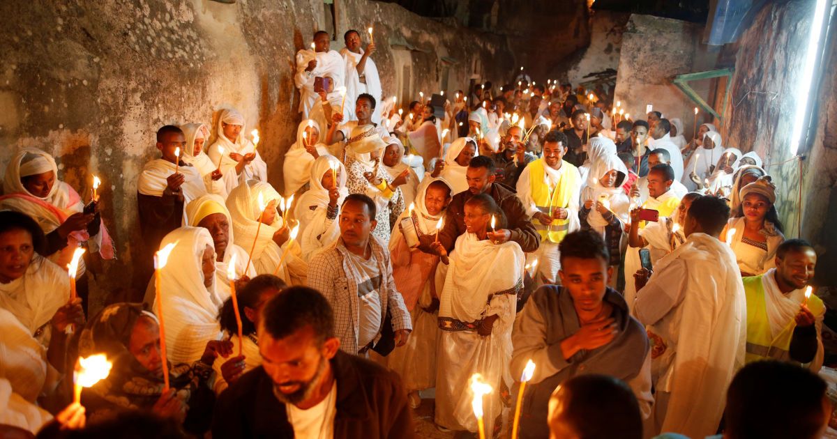 Віряни в Ефіопії передають один одному Благодатний вогонь / © Reuters