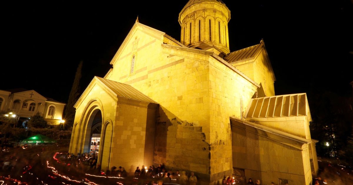 Віряни йдуть навколо історичного храму Сіоні в Тбілісі, Грузія / © Reuters