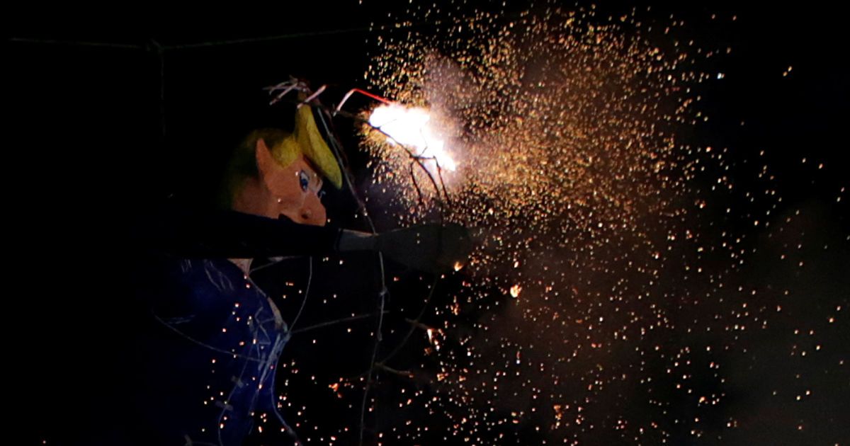 Спалення опудала Трампа в Мексиці у Великдень (цього дня зазвичай спалюють опудало Іуди) / © Reuters