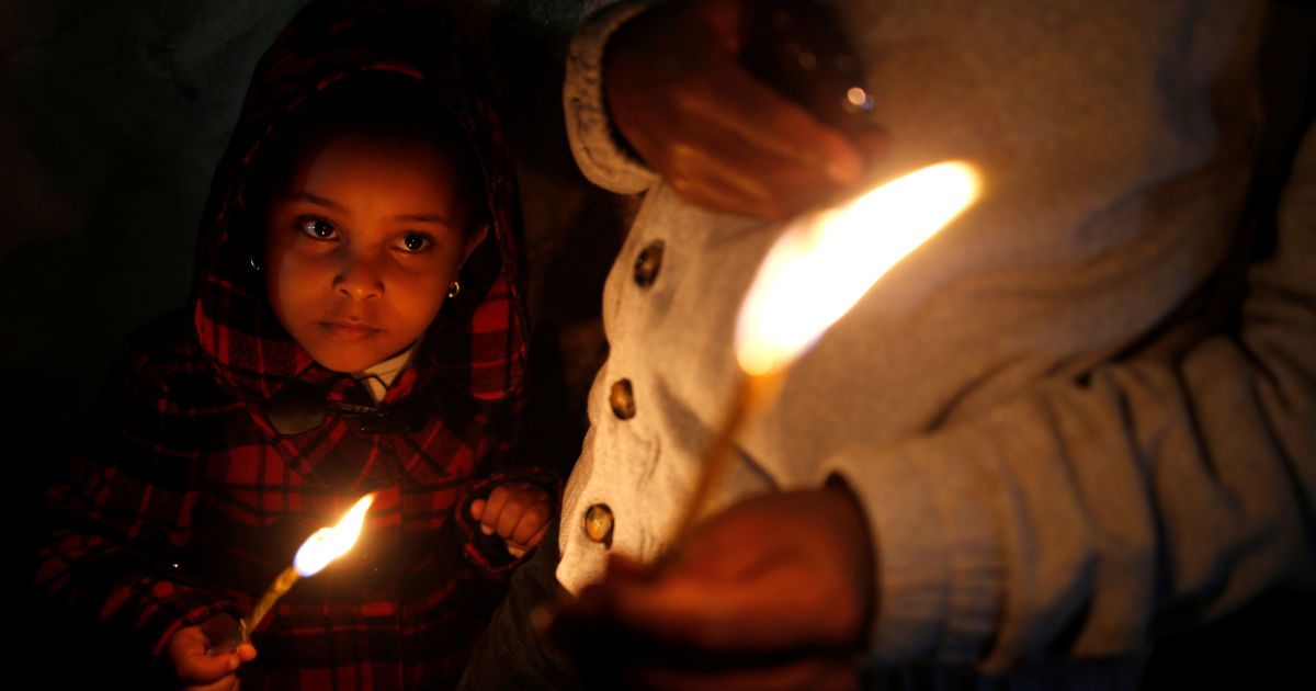 Віряни в Ефіопії передають один одному Благодатний вогонь / © Reuters