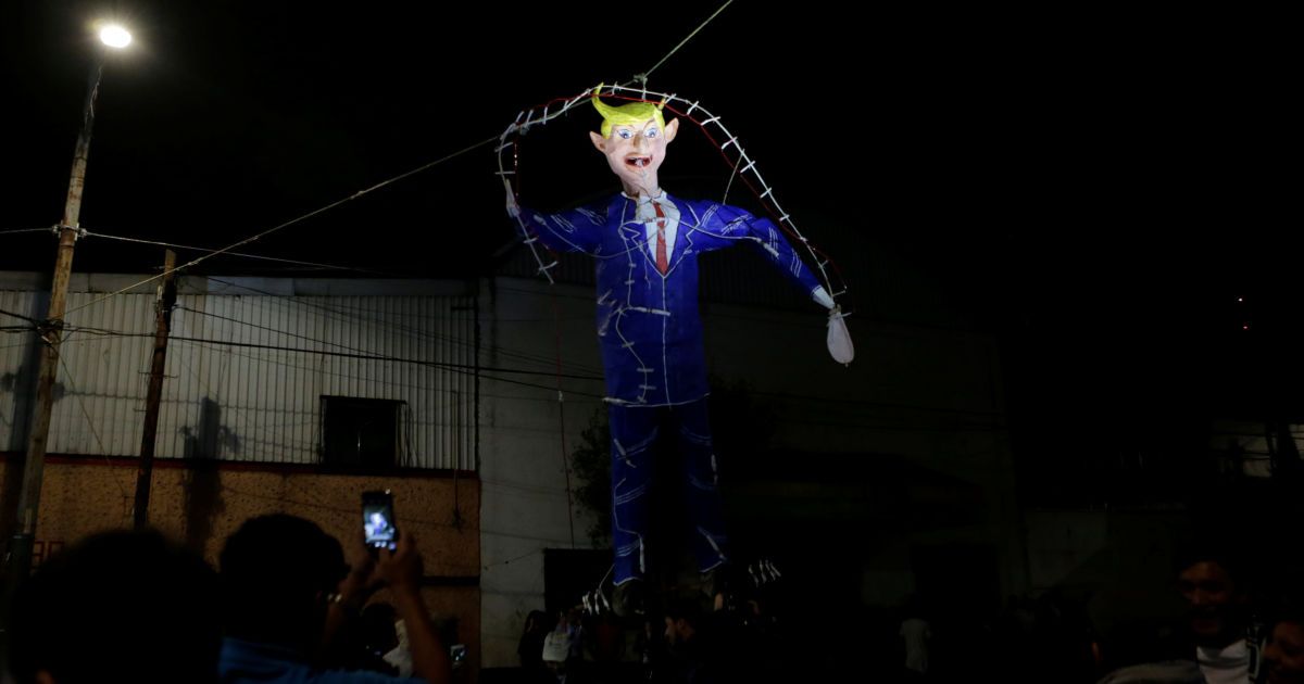 Спалення опудала Трампа в Мексиці у Великдень (цього дня зазвичай спалюють опудало Іуди) / © Reuters