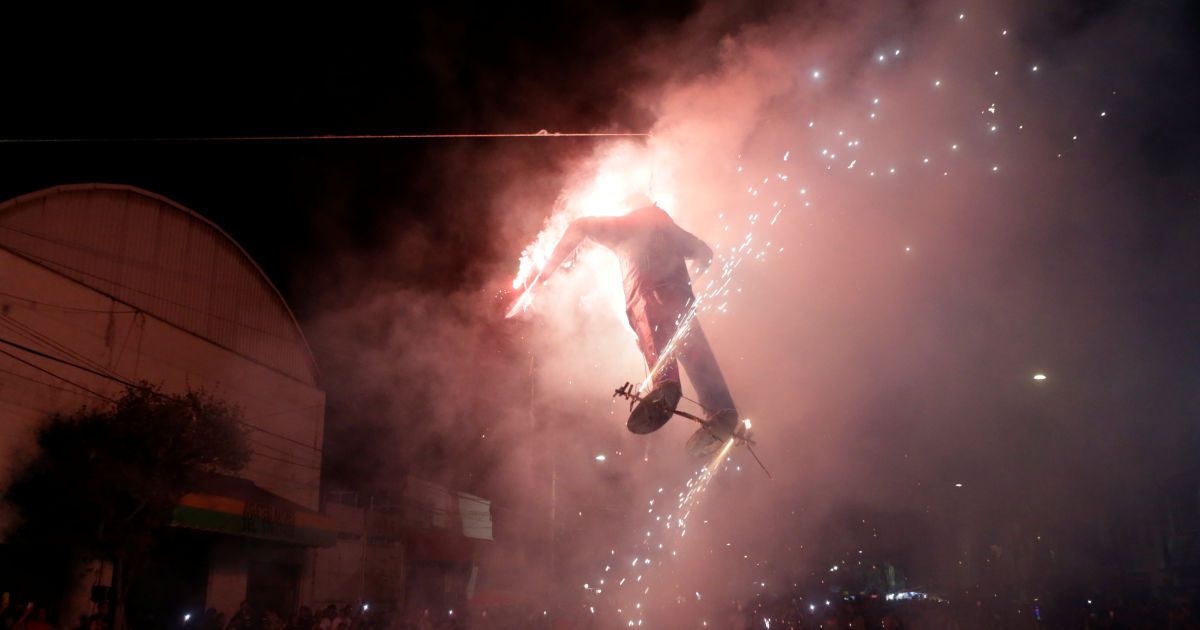 Спалення опудала Трампа в Мексиці у Великдень (цього дня зазвичай спалюють опудало Іуди) / © Reuters