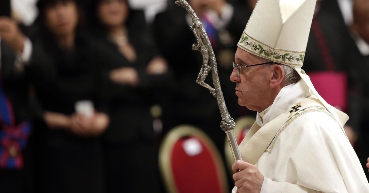 Папа римський Франциск залишає великодню месу Вігілія в базиліці Св. Петра у Ватикані / © Reuters