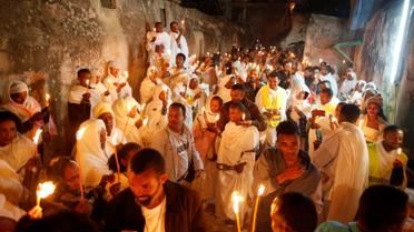 Віряни в Ефіопії передають один одному Благодатний вогонь / © Reuters