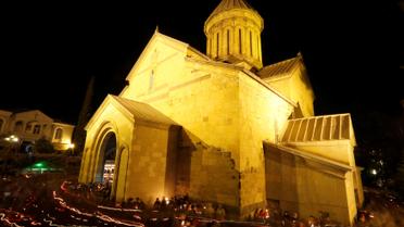 Віряни йдуть навколо історичного храму Сіоні в Тбілісі, Грузія / © Reuters