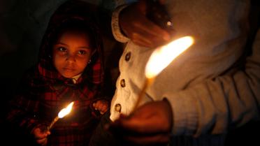 Віряни в Ефіопії передають один одному Благодатний вогонь / © Reuters