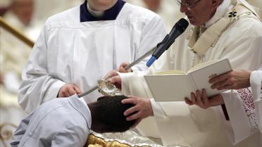 Папа хрестить хлопчика, Ватикан / © Reuters