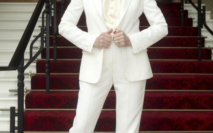 В белом костюме и шляпе с вуалью: легендарная Твигги получила орден из рук принца Чарльза